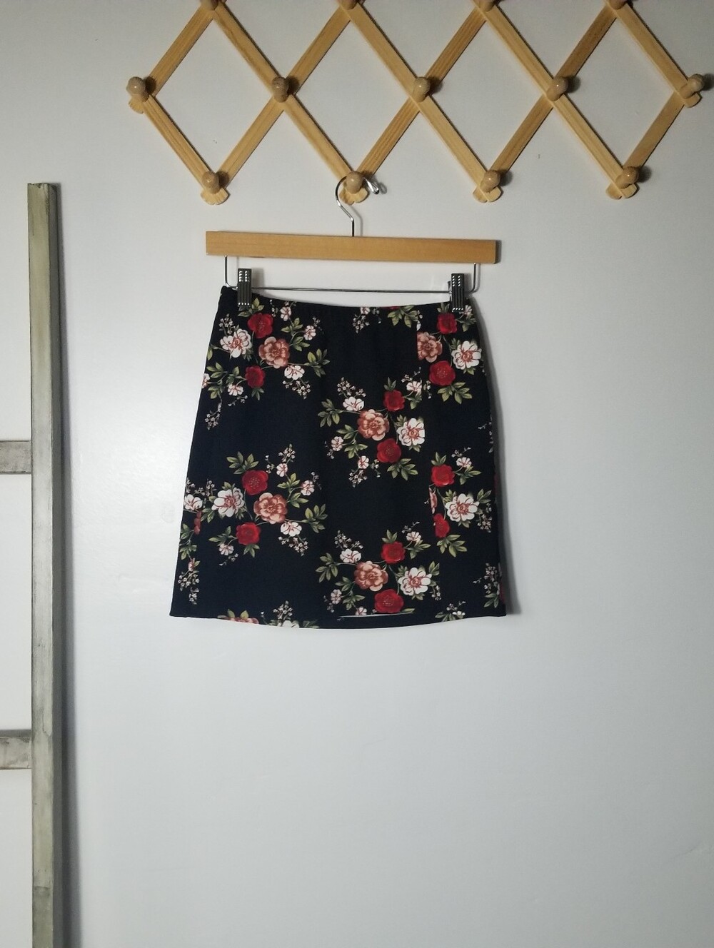 SHEIN WOMEN'S FLORAL SKIRT SIZE SMALL